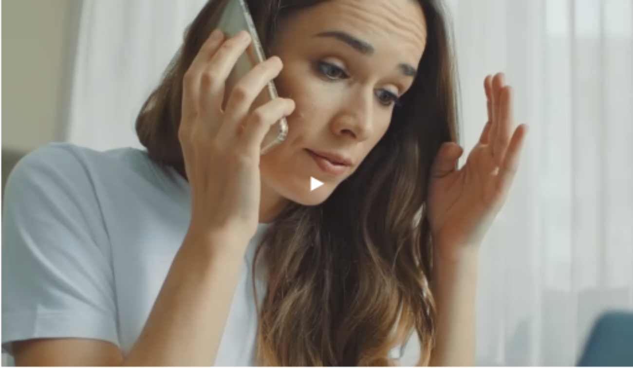 Video-Thumbnail: Eine Frau am Telefon.