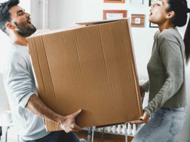 Foto einer Frau, die entspannt im Schneidersitz sitzt.
