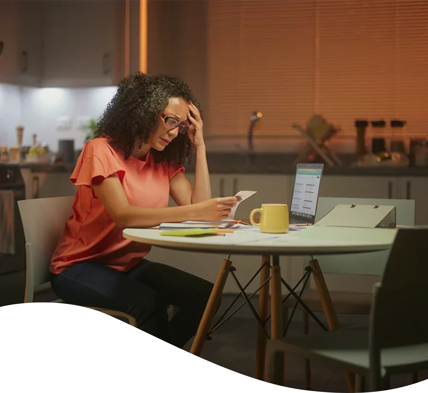 Mujer con rulos y anteojos agarrándose la cabeza mientras revisa cuentas