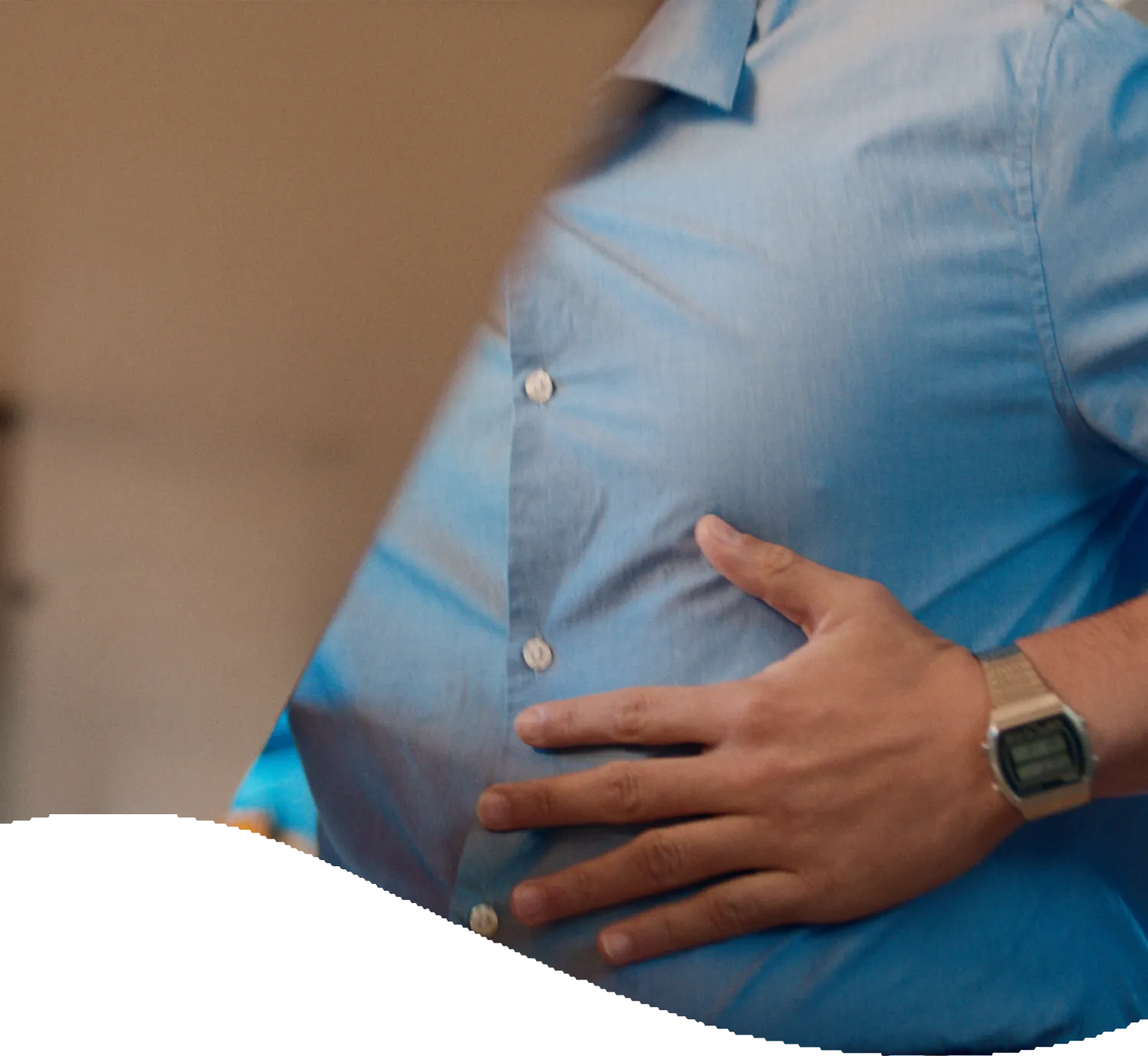 Mujer con camisa blanca dolorida por el dolor de panza