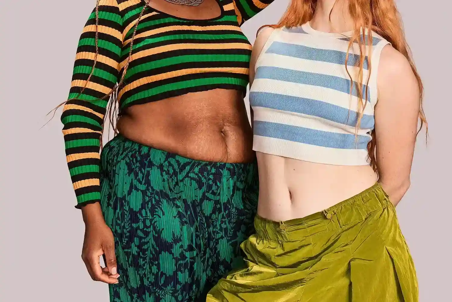 Eine Frau, die auf dem Boden im Schneidersitz sitzt.