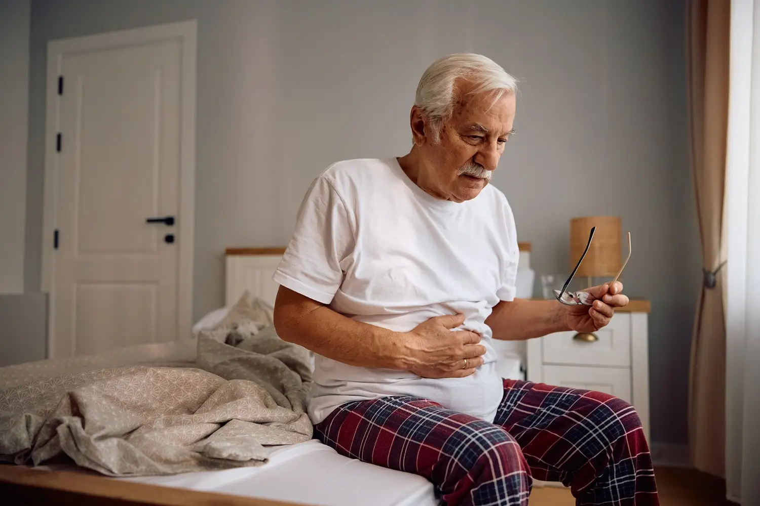 Eine Gruppe von Personen die mit den Armen über den Schultern zusammen steht.