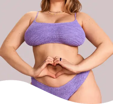 Mujer con camisa blanca dolorida por el dolor de panza